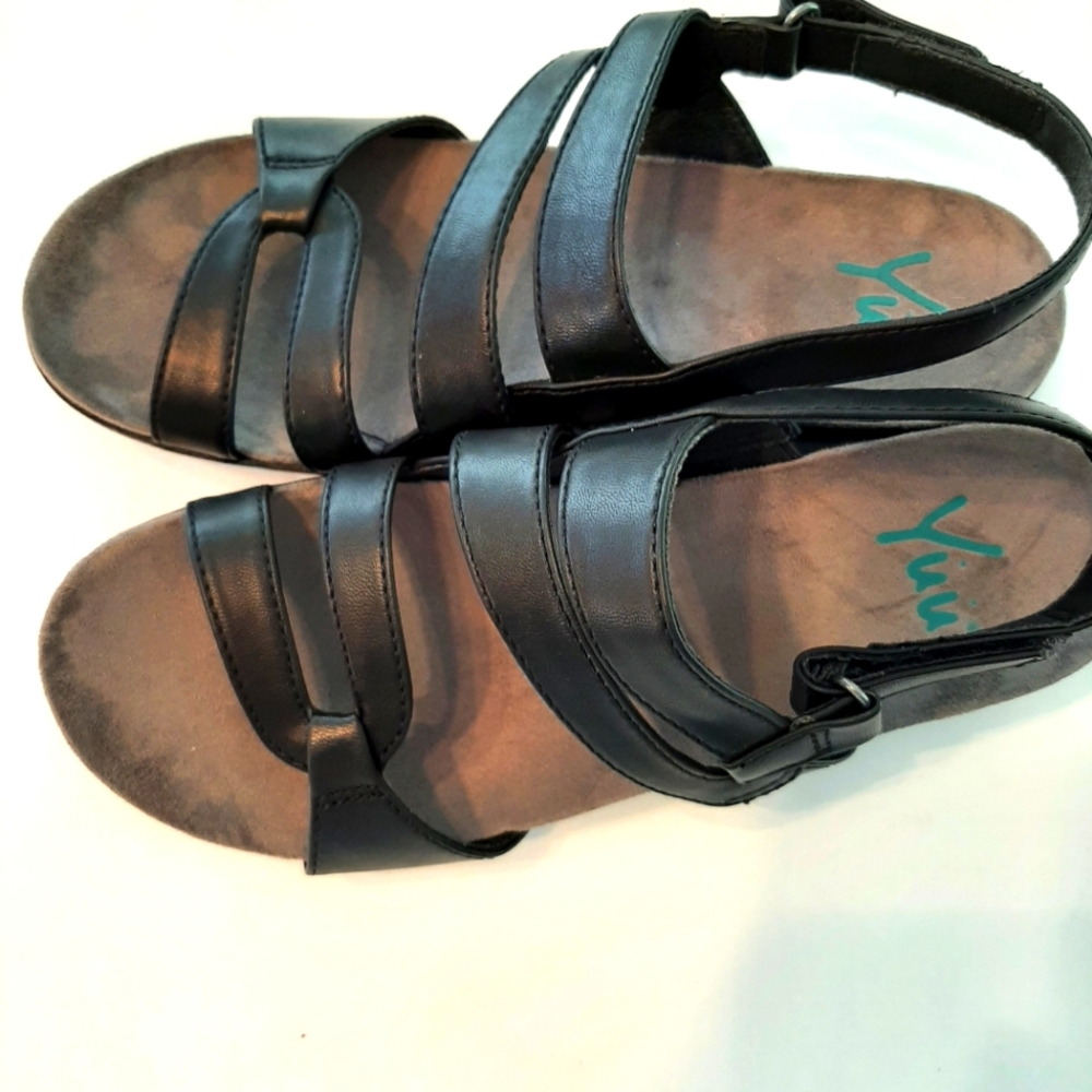 Womens you black sandels size 7 med like new